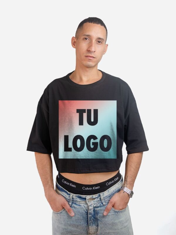 Crop top oversize unisex negro personalizado con tu logo estampado en DTF