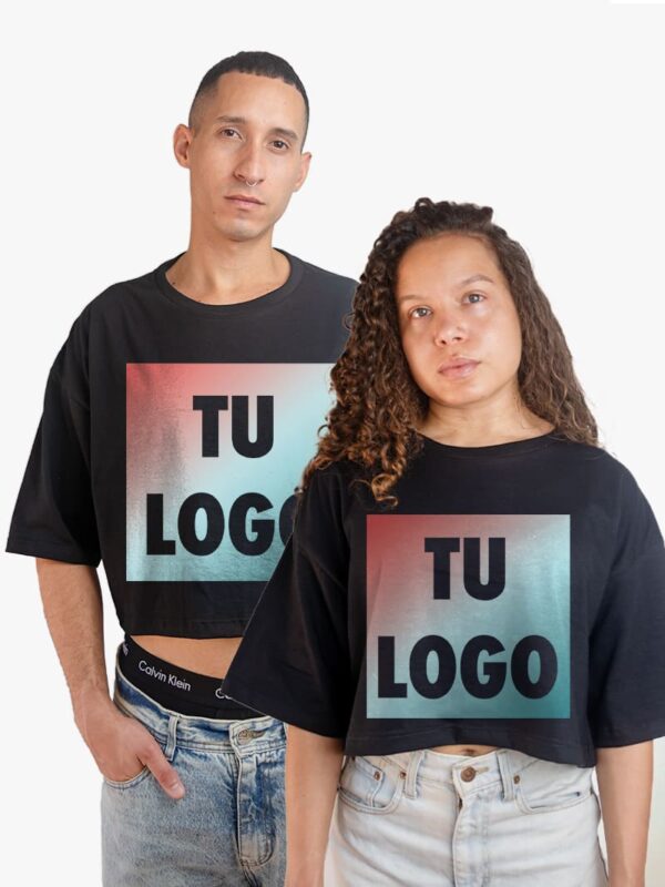 Crop top oversize unisex negro personalizado con tu logo estampado en DTF