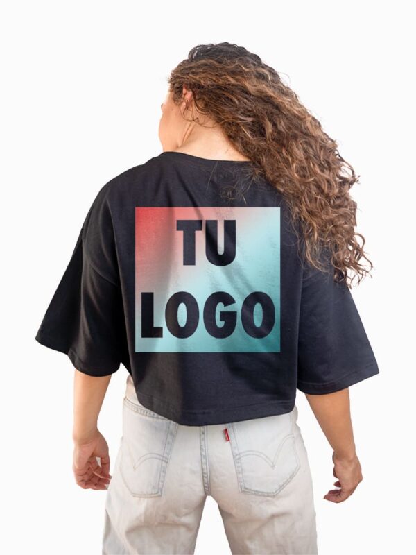 Crop top oversize unisex negro personalizado con tu logo estampado en DTF