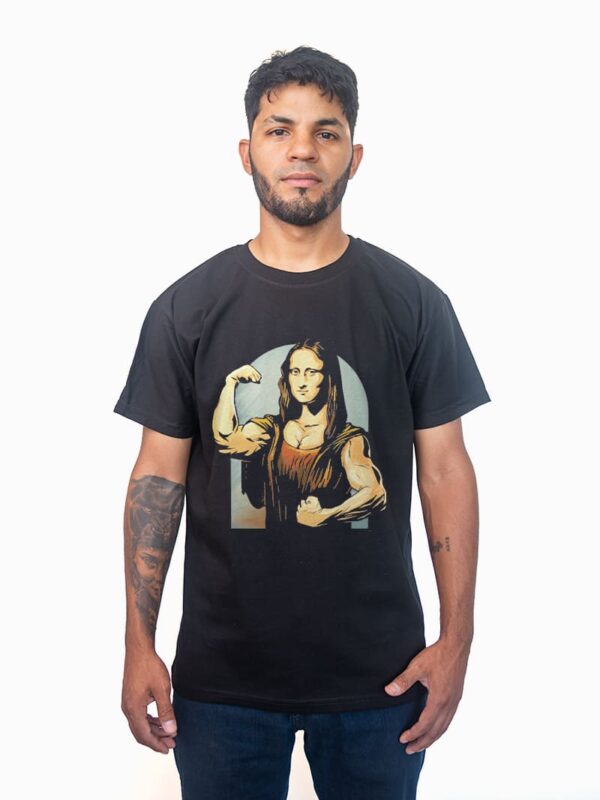 Remera negra con estampa de mona lisa musculosa