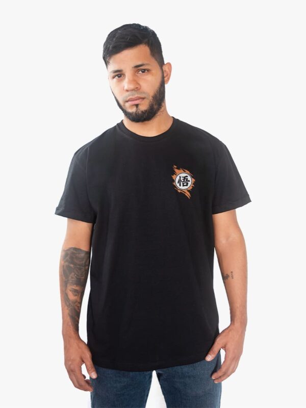 Remera negra con estampa de Goku y vegueta revividos de anime Dragon Ball