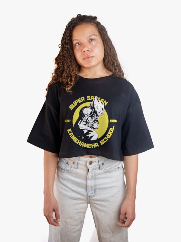 Crop Top negro con estampa de Goku Saiyan School de anime Dragon Ball