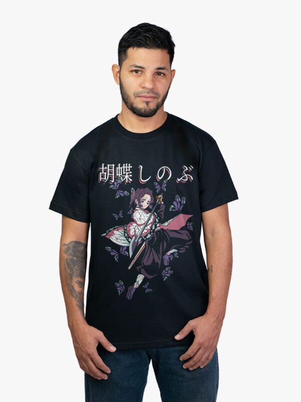 Remera negra con estampa de Shinobu de Kimetsu No Yaiba Demon Slayer