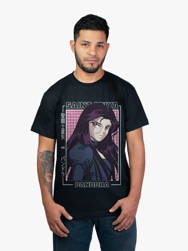 Remera negra con estampa de Pandora de Los Caballeros del Zodiaco