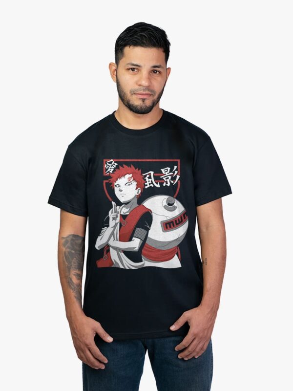 Remera negra con estampa de Gaara de Naruto