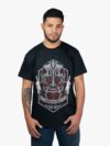 Remera negra con estampa de TItan Colosal de Attack On Titan