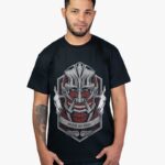 Remera negra con estampa de TItan Colosal de Attack On Titan