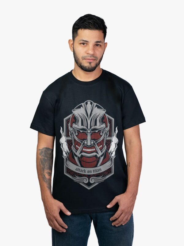 Remera negra con estampa de TItan Colosal de Attack On Titan