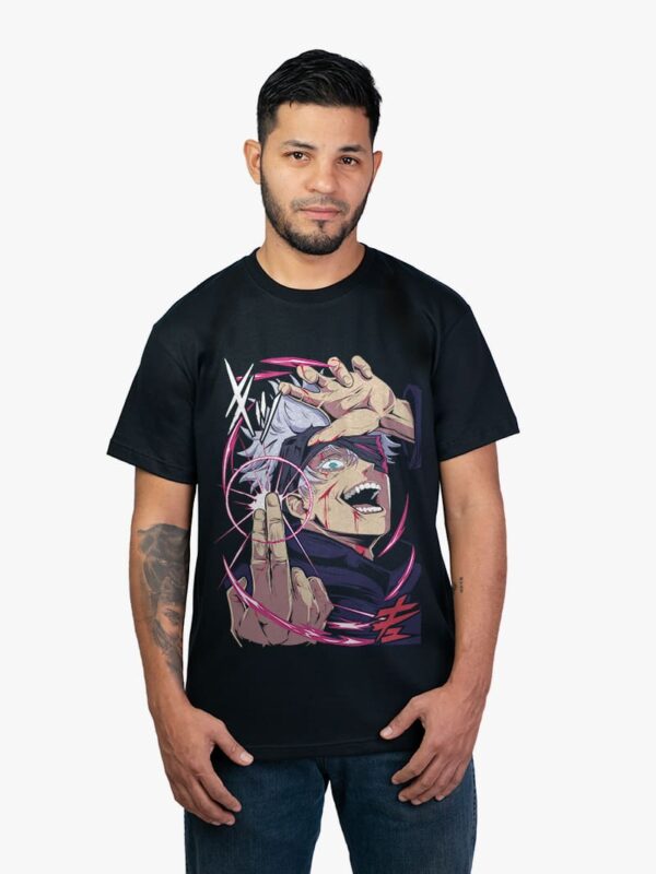 Remera negra con estampa de Gojo Satoru de Jujutsu Kaisen