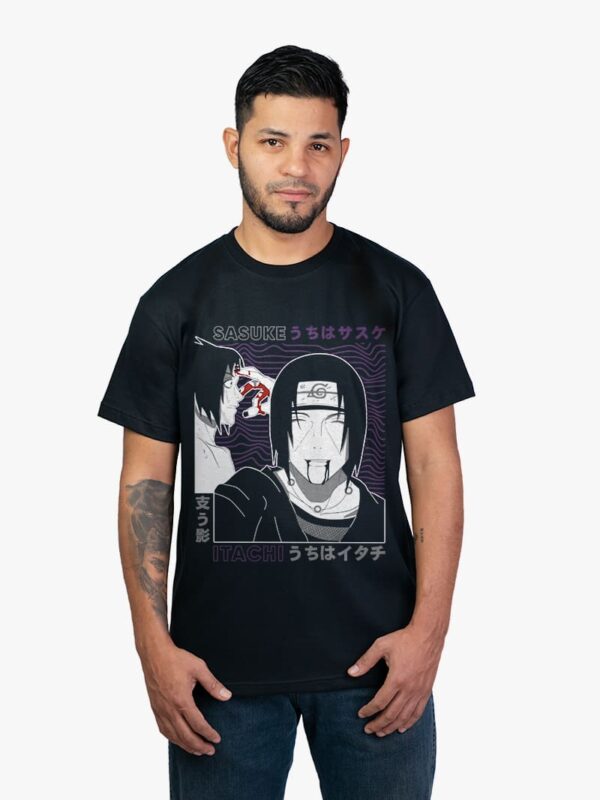 Remera negra con estampa de Itachi de Naruto
