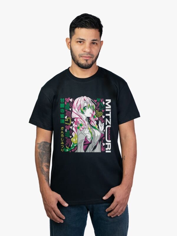 Remera negra con estampa de Mitzuri de Kimetsu No Yaiba Demon Slayer