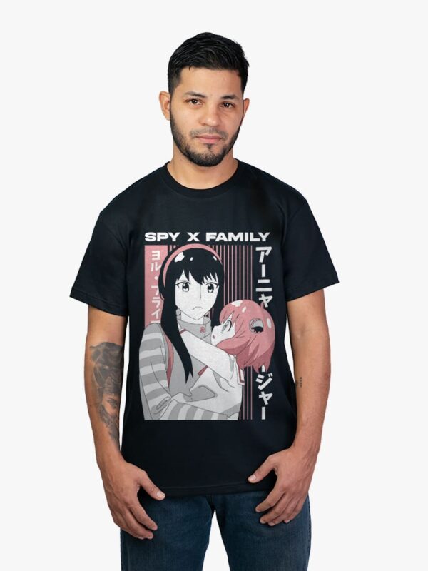Remera negra con estampa de Anya y Yor de Spy x Family