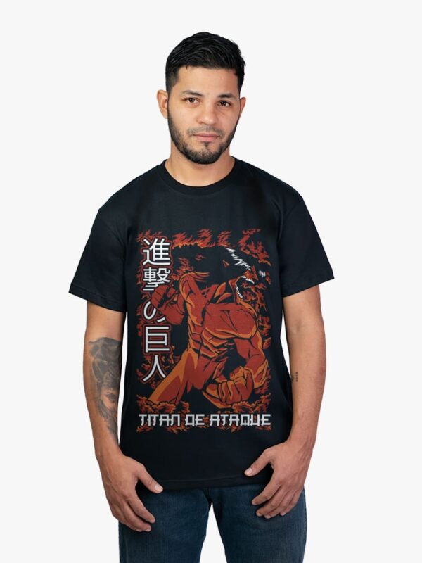 Remera negra con estampa de TItan de Attack On Titan