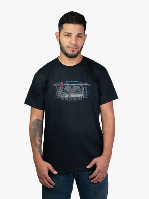 Remera negra con estampa de Tomioka de Kimetsu No Yaiba Demon Slayer