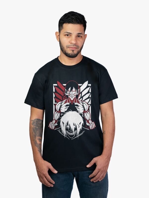 Remera negra con estampa de TItan de Attack On Titan