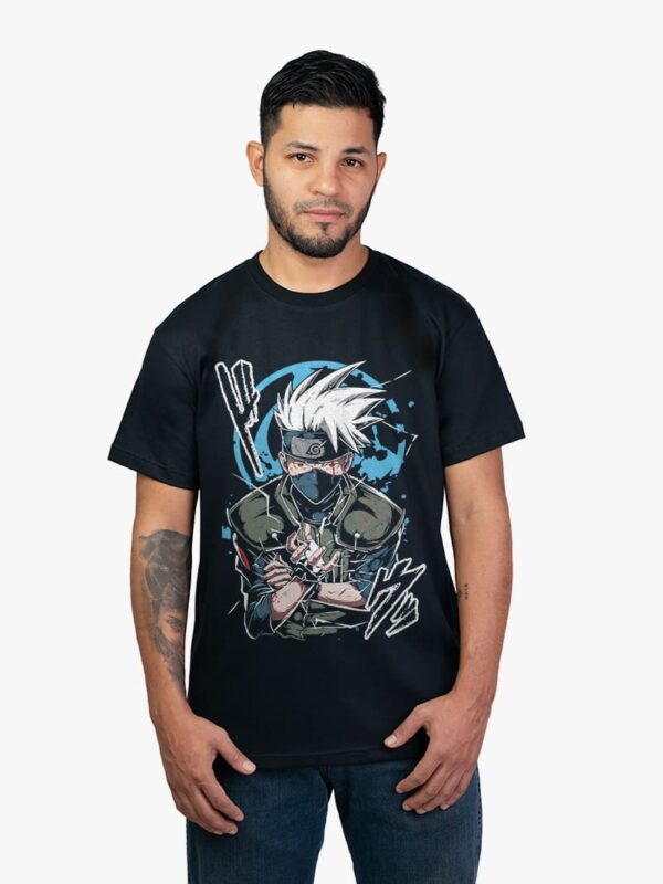 Remera negra con estampa de Kakashi de Naruto