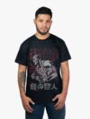 Remera negra con estampa de TItan Acorazado de Attack On Titan