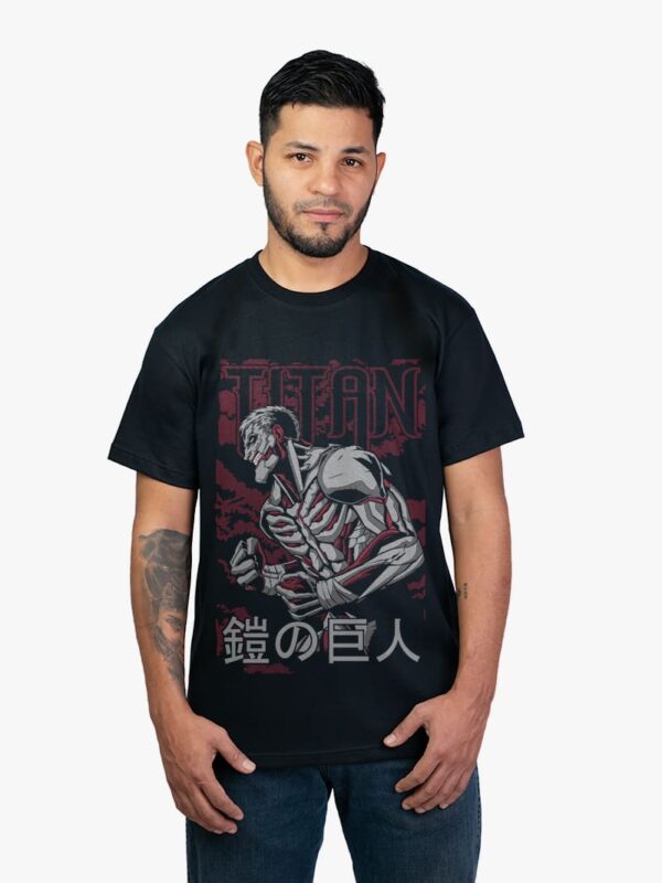 Remera negra con estampa de TItan Acorazado de Attack On Titan