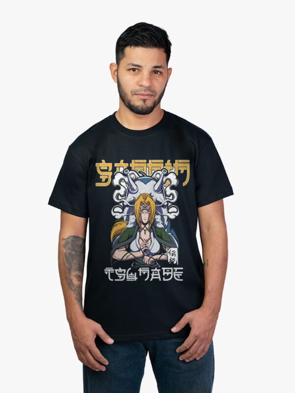 Remera negra con estampa de Tsunade de Naruto