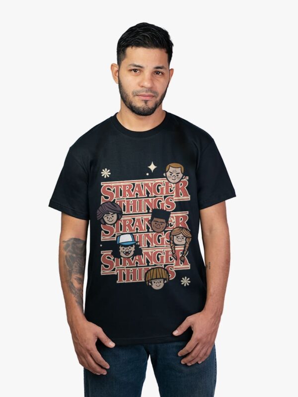 remera-stranger-things-titulo Remera de serie stranger things personajes